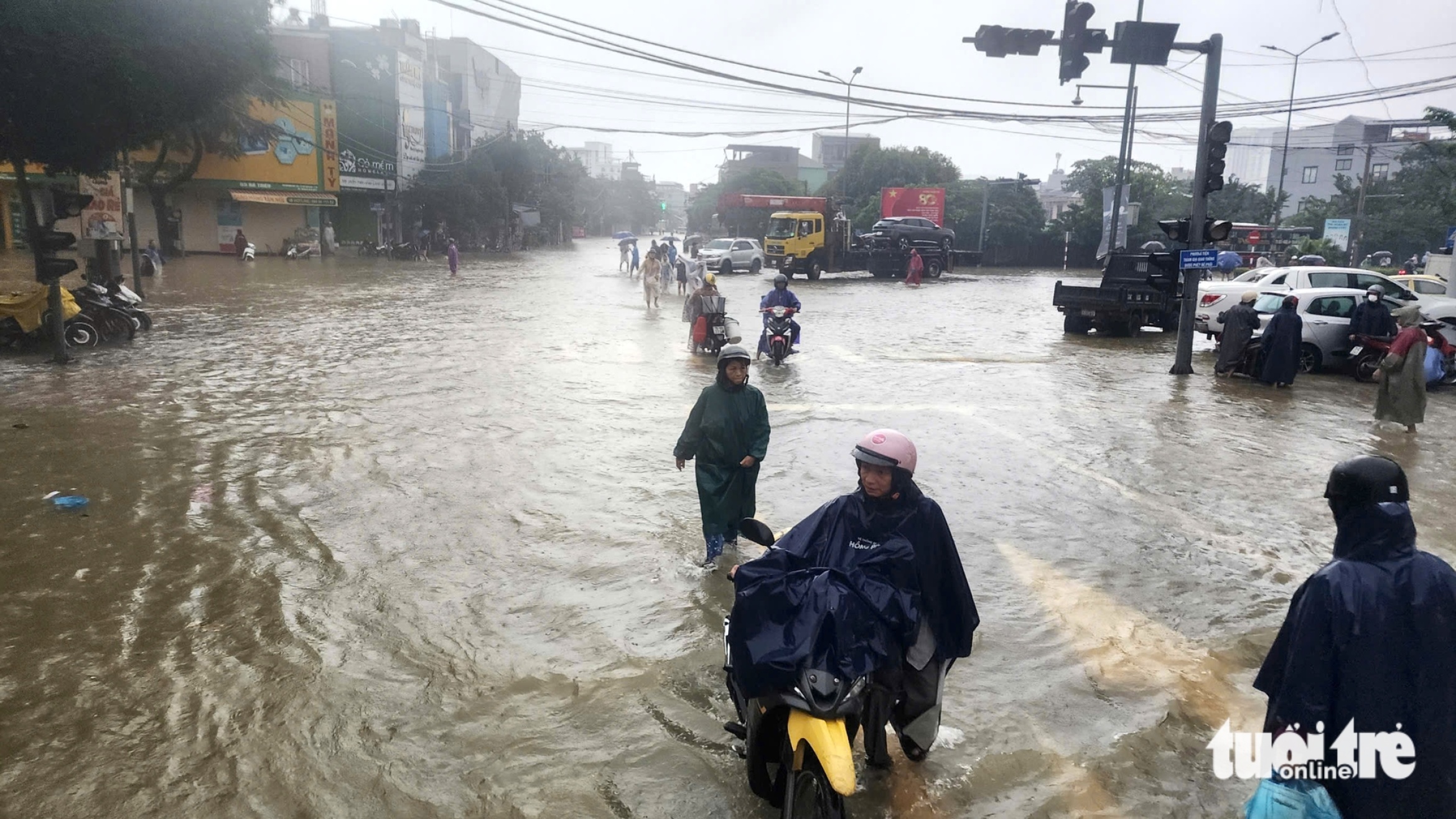 顺化暴雨惊人,部分地区超过1300毫米,多条市中心道路严重积水